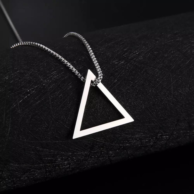 Colar Masculino com Pingente Triangular